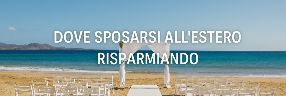 Allestimento per matrimonio sulla spiaggia di Lanzarote a metà giornata, con passerella bianca centrale, sedie bianche e arco floreale davanti all’oceano.