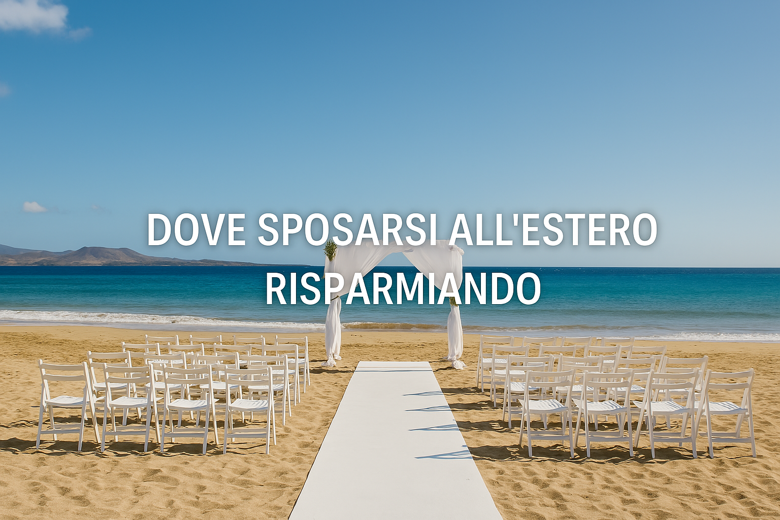 Allestimento per matrimonio sulla spiaggia di Lanzarote a metà giornata, con passerella bianca centrale, sedie bianche e arco floreale davanti all’oceano.