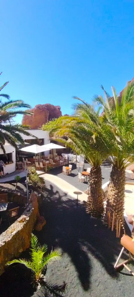 Area eventi del LagOmar a Lanzarote immersa nella roccia vulcanica, location per matrimoni esclusivi
