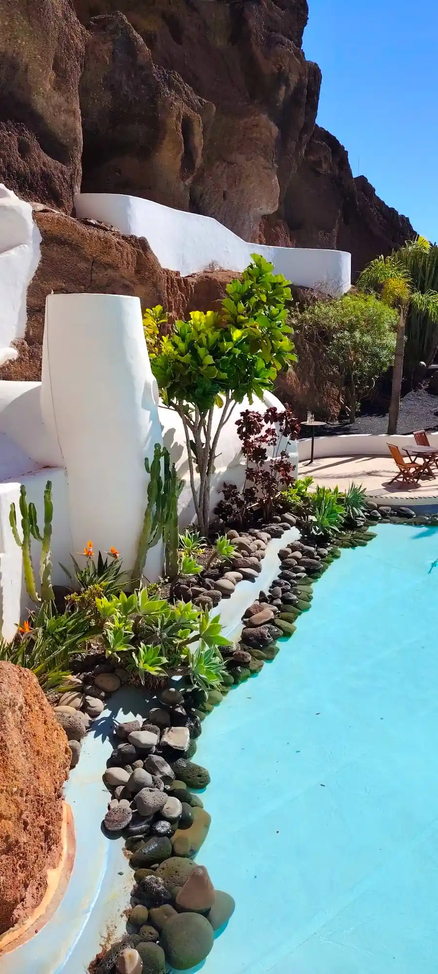 Giardino e piscina del LagOmar a Lanzarote immersi nella roccia vulcanica, location per matrimoni
