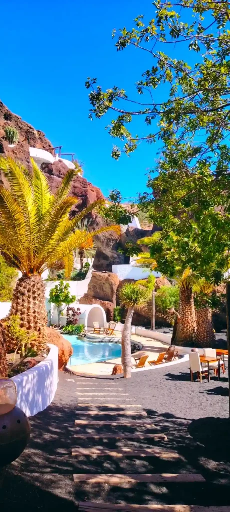 Giardino tropicale con piscina naturale a LagOmar Lanzarote, location unica per matrimoni immersa nella roccia vulcanica
