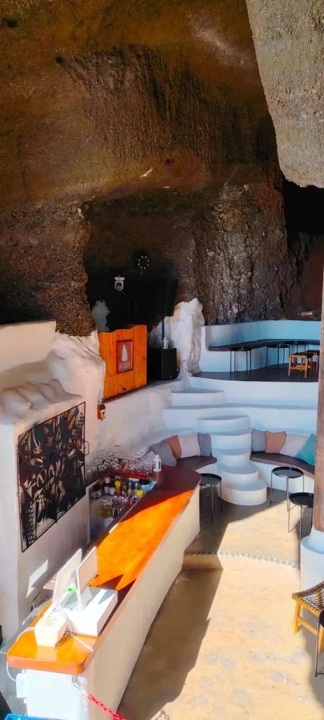 Grotta naturale del LagOmar a Lanzarote con area lounge e bar, location ideale per matrimoni esclusivi
