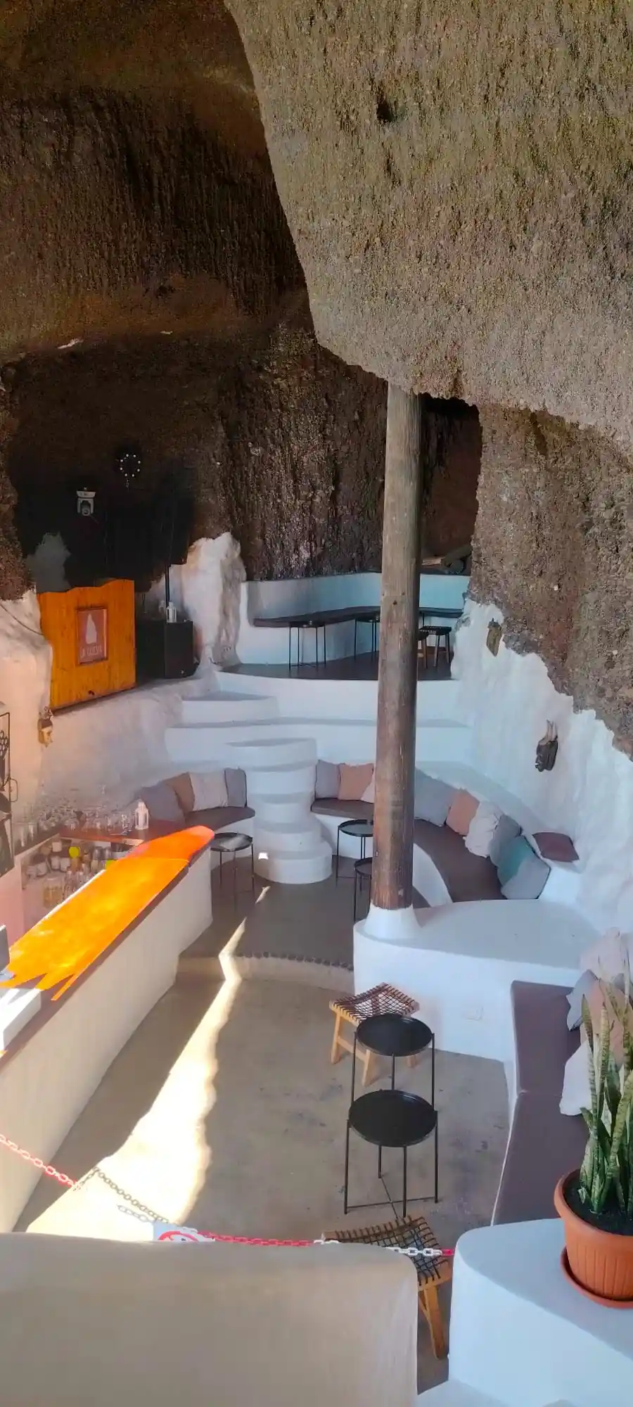 Grotta lounge del LagOmar a Lanzarote scavata nella roccia vulcanica, location per matrimoni
