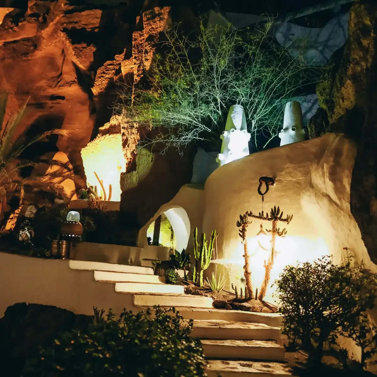 Scale illuminate nella roccia vulcanica di LagOmar a Lanzarote, location suggestiva per matrimoni serali ed eventi esclusivi
