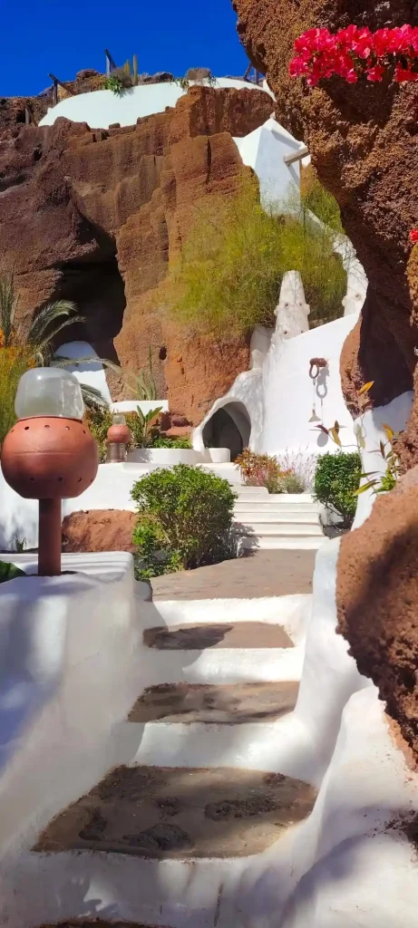 Percorso del LagOmar a Lanzarote scavato nella roccia vulcanica, location per matrimoni esclusivi
