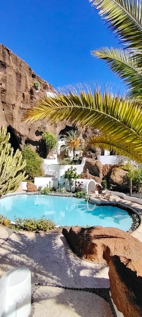 Piscina del LagOmar a Lanzarote circondata da roccia vulcanica, location unica per matrimoni