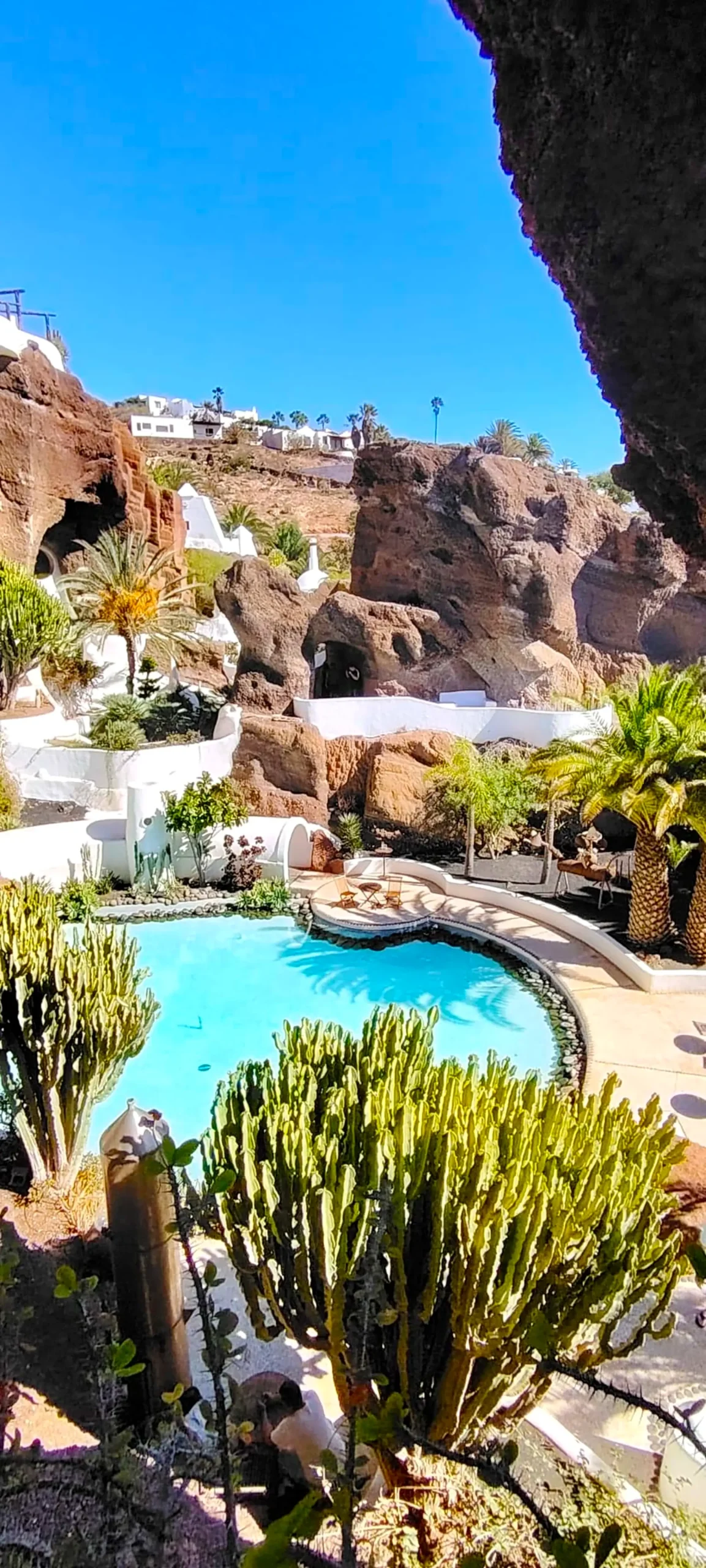 Piscina del LagOmar a Lanzarote immersa nella roccia vulcanica, location esclusiva per matrimoni