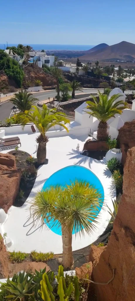 Vista panoramica del LagOmar a Lanzarote con piscina e paesaggio vulcanico, location per matrimoni
