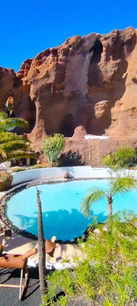 Piscina del LagOmar a Lanzarote incastonata nella roccia vulcanica, location per matrimoni esclusivi
