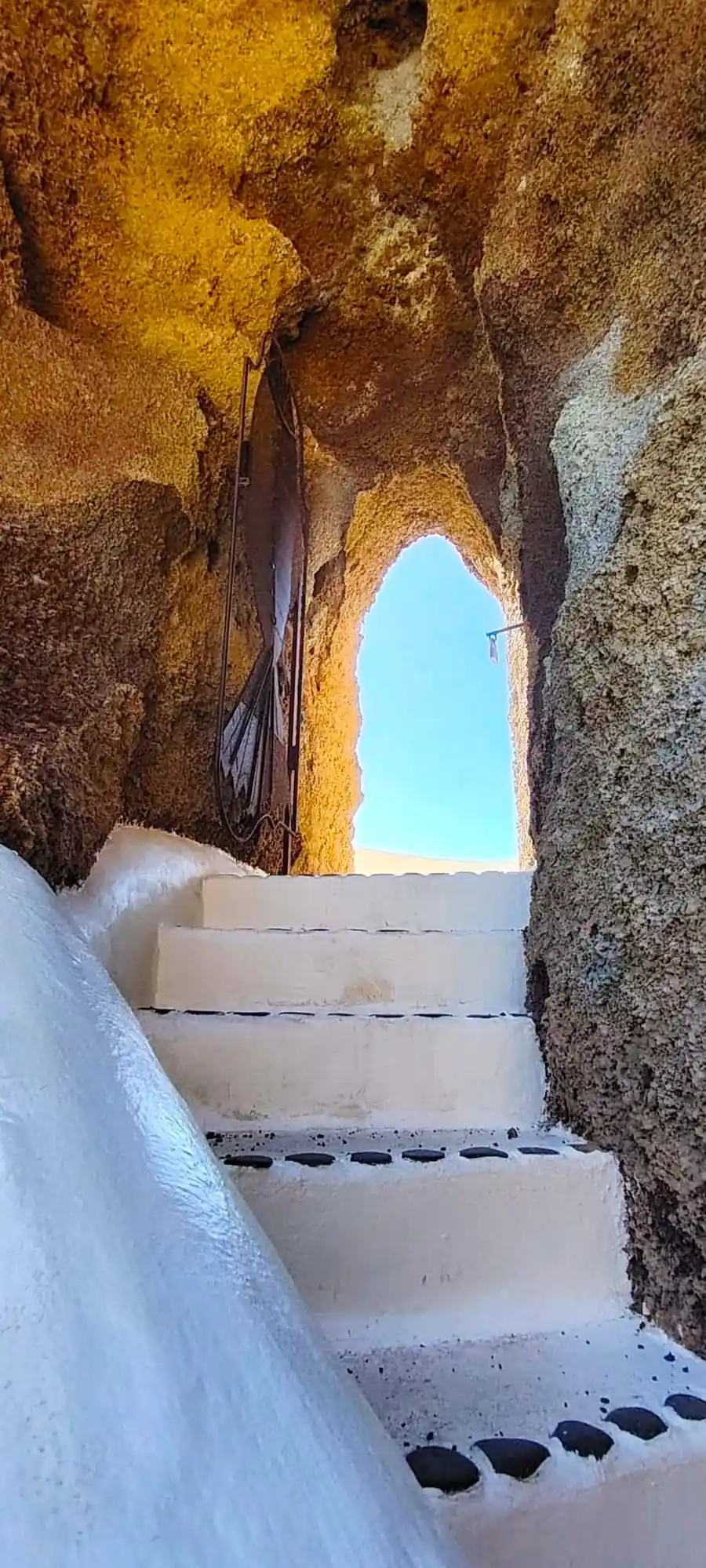 Scala scavata nella roccia del LagOmar