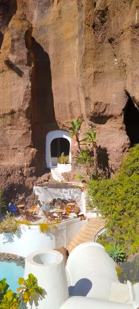 Terrazza del LagOmar a Lanzarote scavata nella roccia vulcanica, location per matrimoni esclusivi
