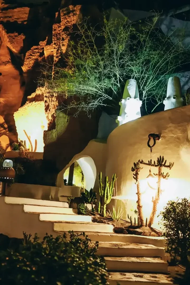 Scale illuminate nella roccia vulcanica di LagOmar a Lanzarote, location suggestiva per matrimoni serali ed eventi esclusivi