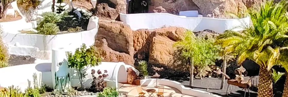 Piscina del LagOmar a Lanzarote immersa nella roccia vulcanica, location esclusiva per matrimoni