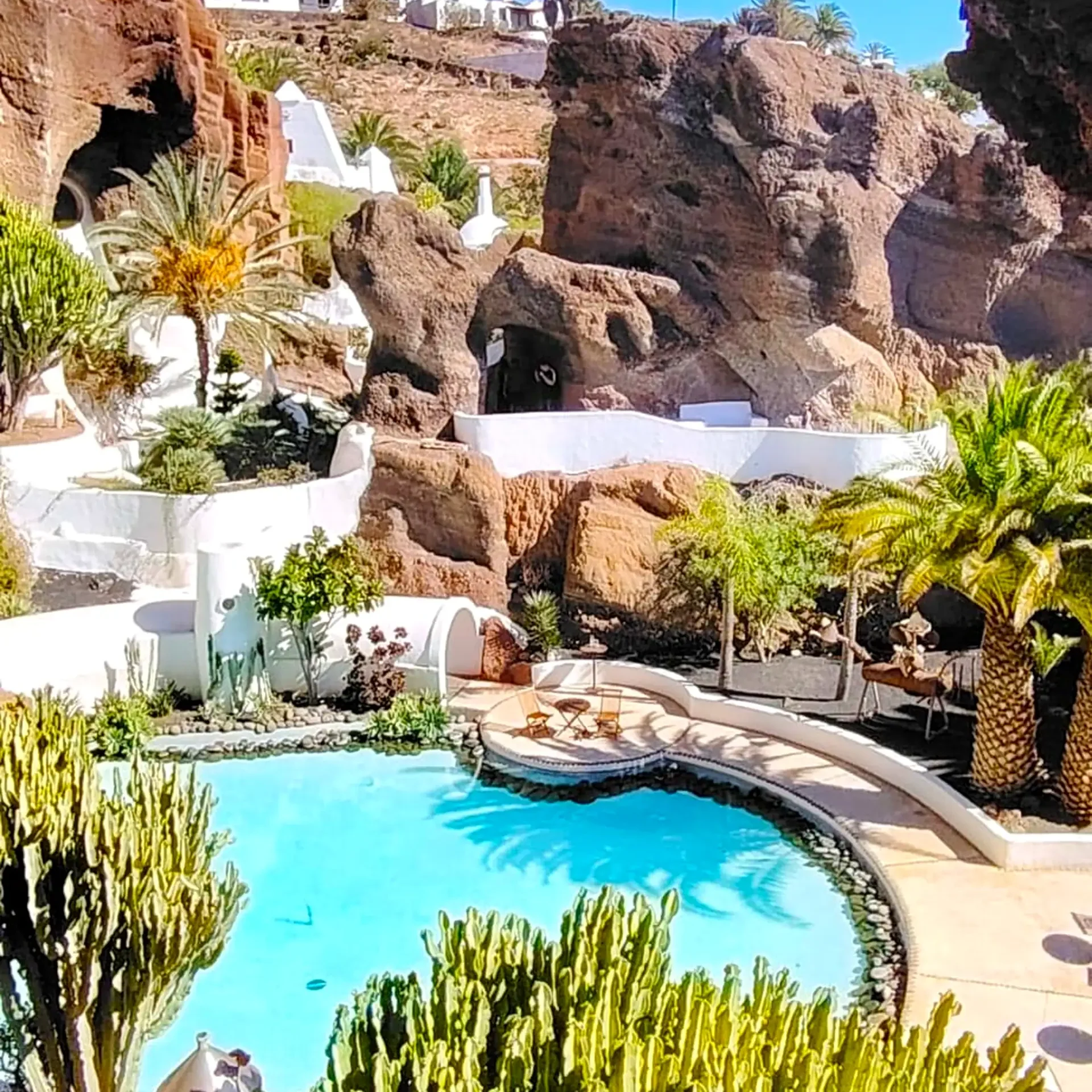 Piscina del LagOmar a Lanzarote immersa nella roccia vulcanica, location esclusiva per matrimoni