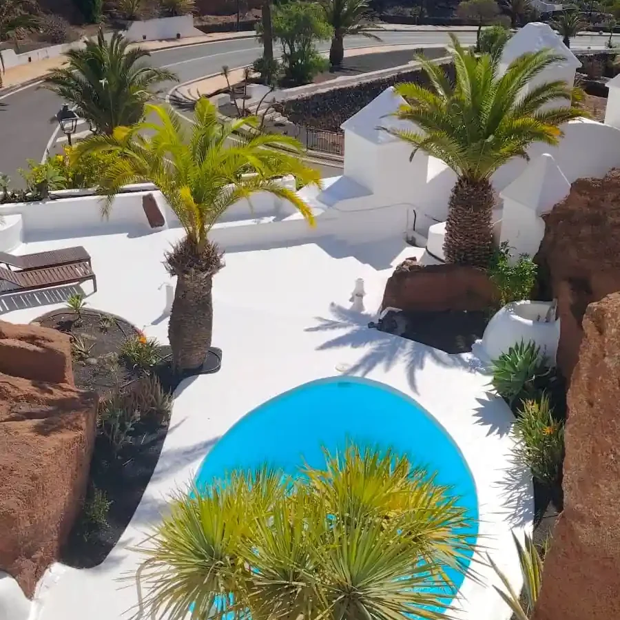 Vista panoramica del LagOmar a Lanzarote con piscina e paesaggio vulcanico, location per matrimoni