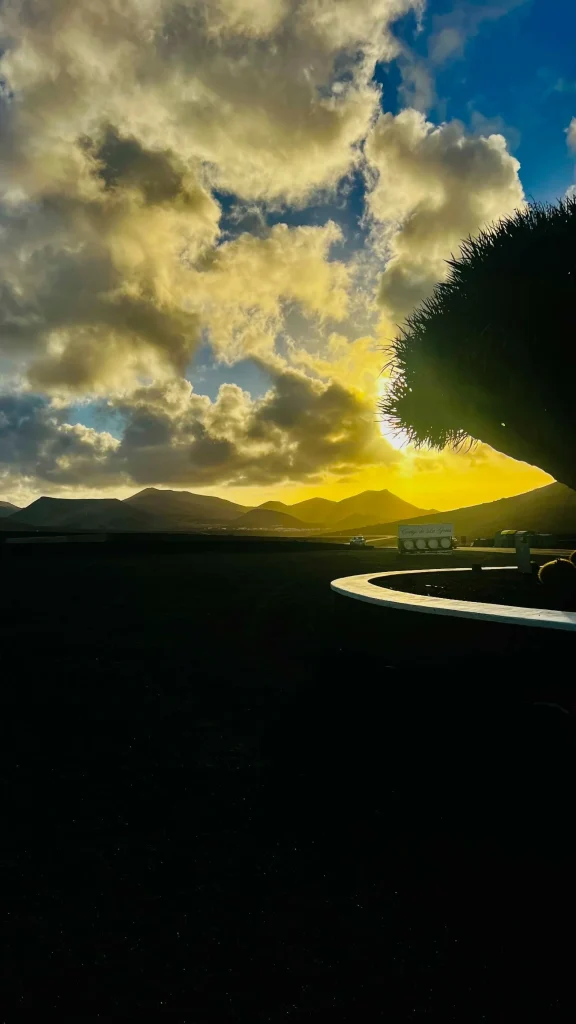 Sposi al tramonto tra i vulcani di Lanzarote, scenario naturale unico per matrimoni romantici