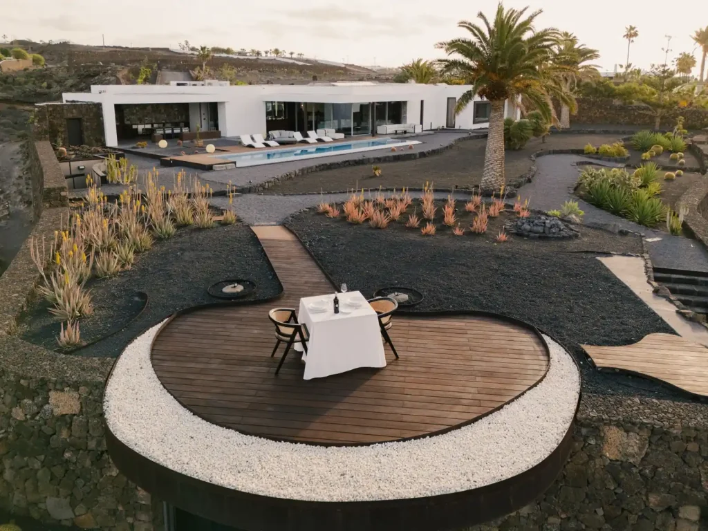 Villa privata per matrimoni a Lanzarote immersa nel paesaggio vulcanico con piscina e area riservata per eventi esclusivi